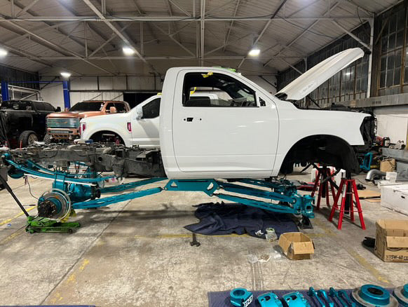 2010+ RAM 2500/3500 8" Lift with Cradle and Trac Bars